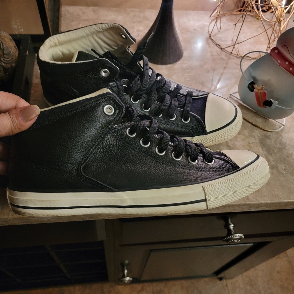 Men leather Converse Sneakers Chuck Taylor size 9 in brand new condition .